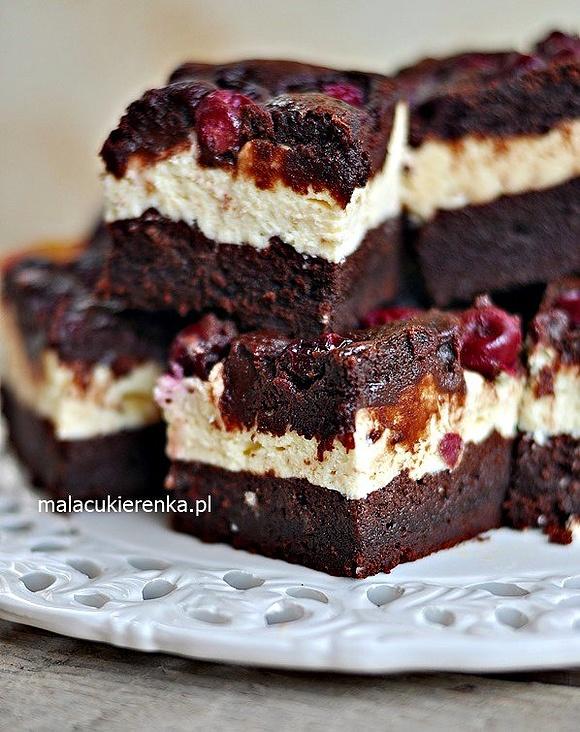 Serowe ciasto czekoladowe z wiśniami - wilgotne brownie
