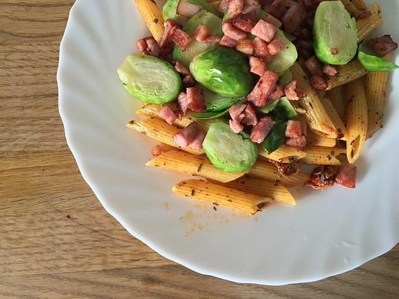 Penne z brukselką i boczkiem