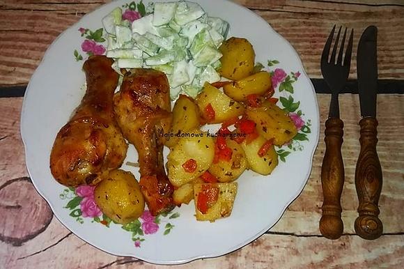 Pieczone pałki kurczaka z ziemniakami
