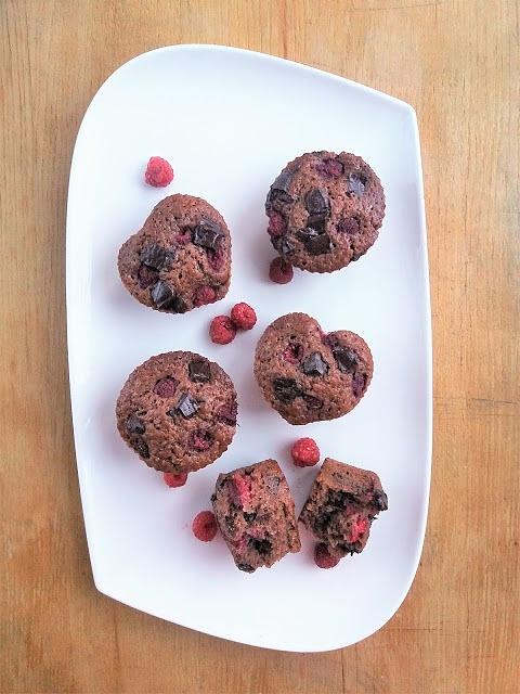 Czekoladowe muffinki z malinami