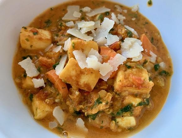 Czerwona soczewica w pomidorach z halloumi