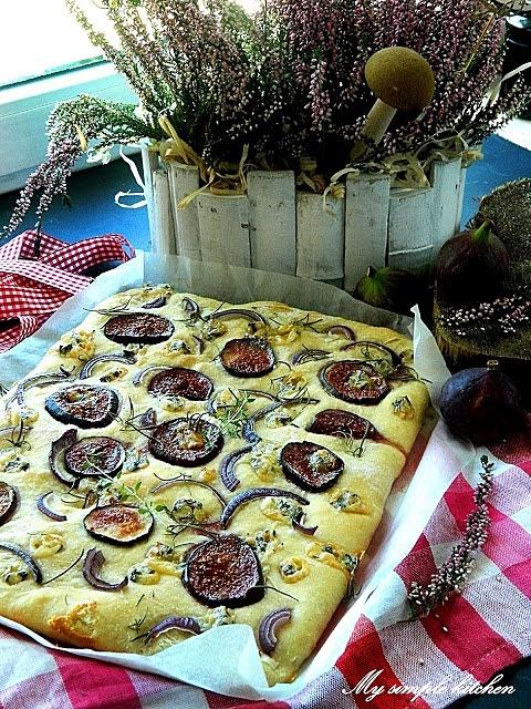 Focaccia z figami, serem pleśniowym i rozmarynem
