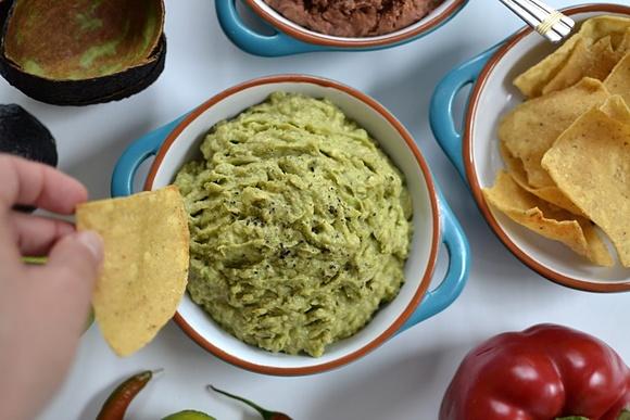 Guacamole - meksykańska pasta z awokado jako dip, sos i pasta