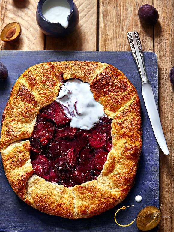 Różnorodna tarta z domowego ciasta francuskiego ze śliwkami
