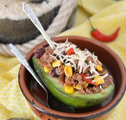 Szybkie chilli con carne w łódeczkach z awokado