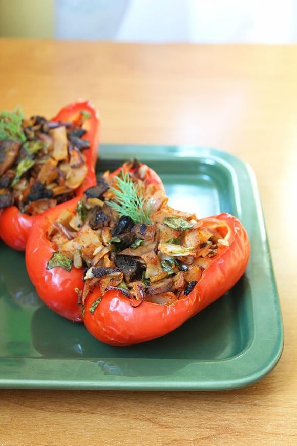 Pieczona papryka nadziewana makaronem, szpinakiem i pieczarkami