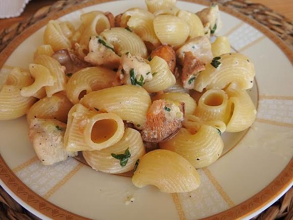 Makaron z kurczakiem i kurkami