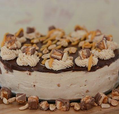 Tort Snickers z solonym karmelem