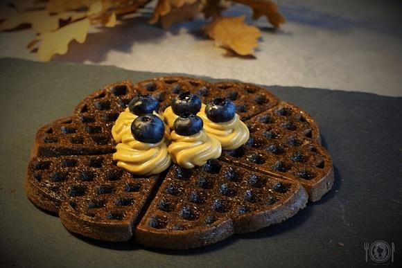 Keto gofry kakaowe z borówkami i kremem kawowym