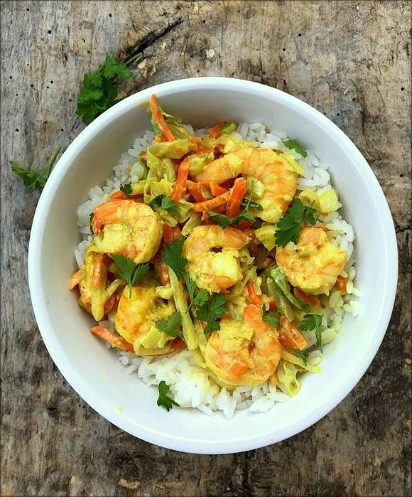 Krewetki curry z ryżem