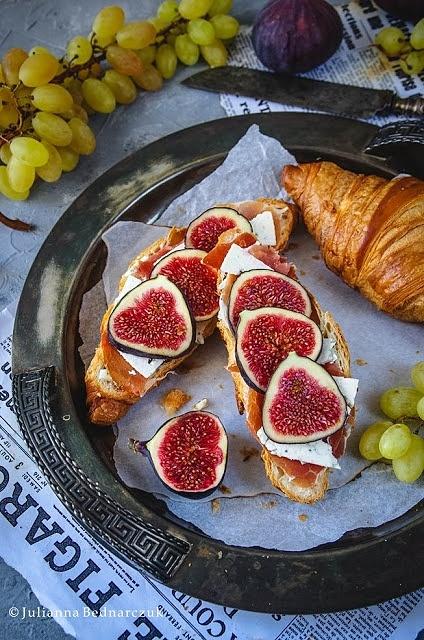 Croissant z szynką, serem i figami