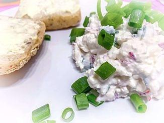 Twarożek z rzodkiewką i szczypiorkiem