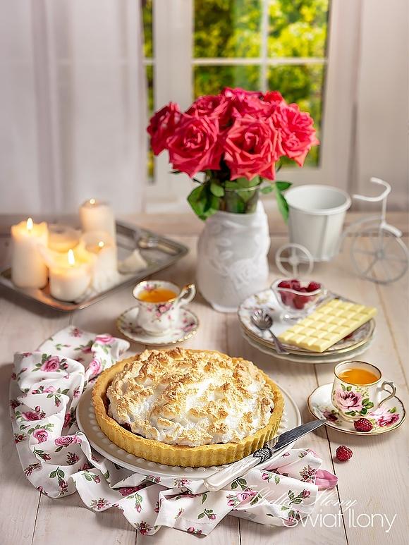 Tarta z malinami, białą czekoladą i bezową pianką