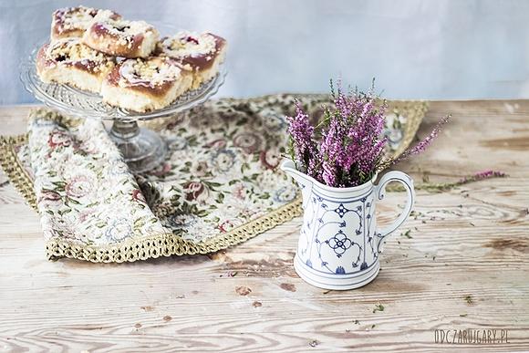 Drożdżówki ze śliwkami i kruszonką