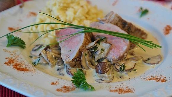 Schab z karkówki z grzybowym sosem