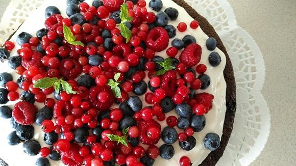 Tort brownie z owocami i mascarpone