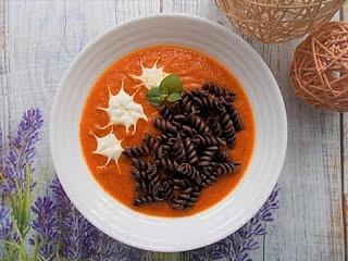 Zupa dyniowo-paprykowa z makaronem czekoladowym