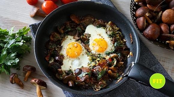 Menemen z leśnymi grzybami i pomidorami