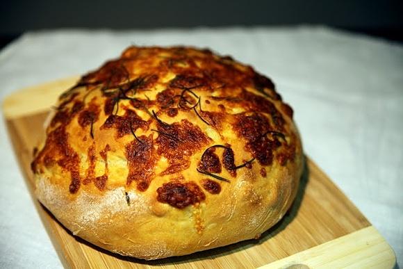 Focaccia z trzema serami zakręcona i prosta w przygotowaniu