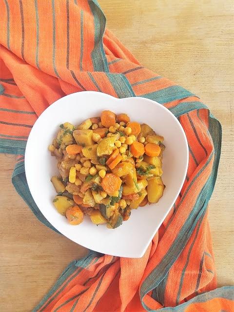 Wegetariańskie curry z ziemniakami i ciecierzycą