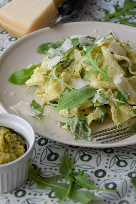 Kremowy makaron z rukolą i pesto bazyliowym