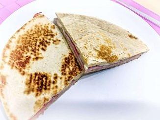 Piadina z szynką i mozzarellą