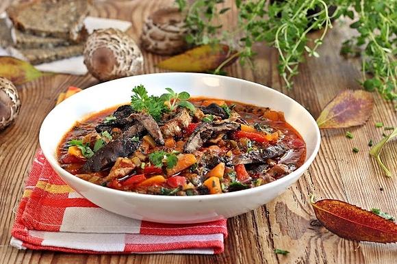 Gulasz cury z kaniami i karkówką