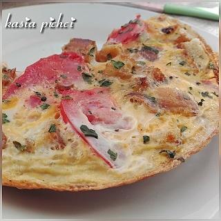 Omlet z grzankami i pomidorem
