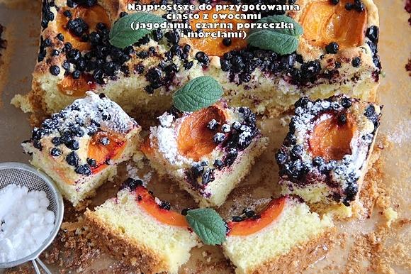 Najprostsze ciasto z owocami jagodami porzeczką i morelami