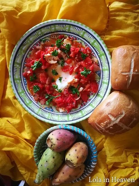 Shakshuka z pomidorami i cebulą