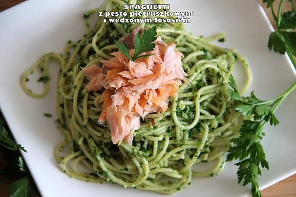 Spaghetti z pesto pietruszkowym i wędzonym łososiem