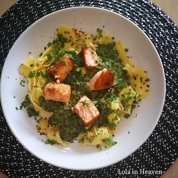 Tagliatelle w sosie szpinakowym z łososiem