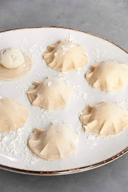 Wegańskie ruskie pierogi z pudrem grzybowym