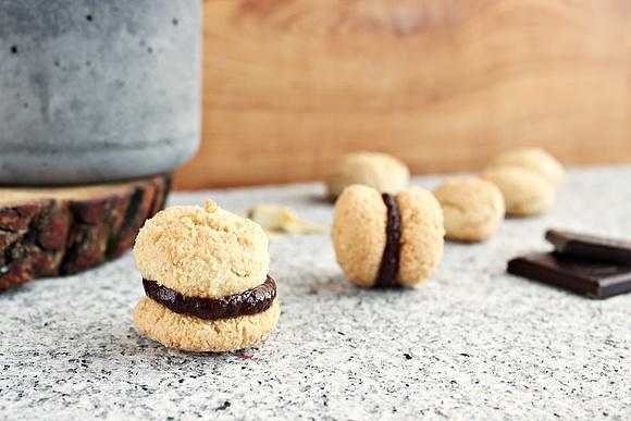 Amaretti z czekoladowym ganachem – włoskie ciasteczka