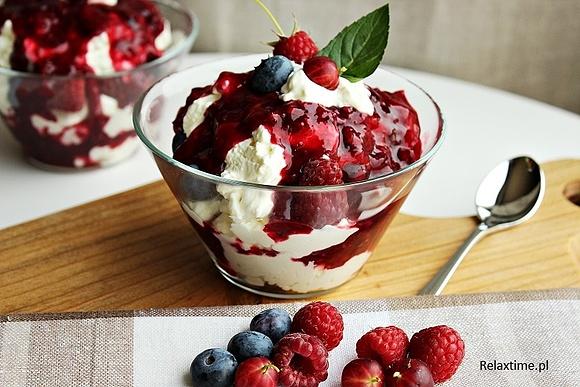 Szybki deser z mascarpone i owocami