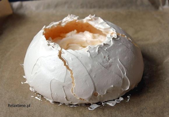 Beza Pavlova z owocami i bitą śmietaną