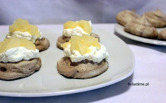 Mini pavlovy czekoladowe z gruszkami