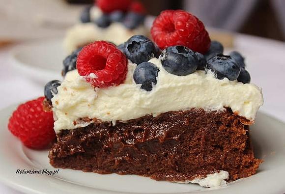 Brownie z bitą śmietaną i owocami