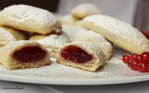 Ciastka półfrancuskie serowe z konfiturą z czerwonej porzeczki