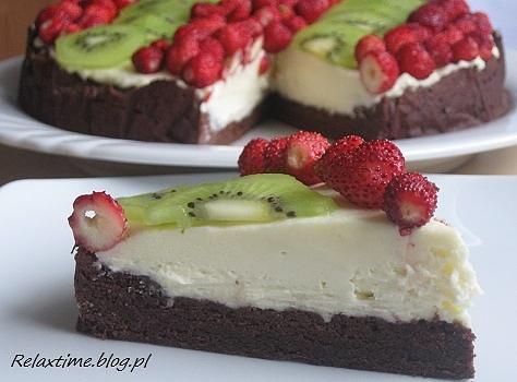 Tarta kakaowa z kremem z białej czekolady, poziomkami i kiwi