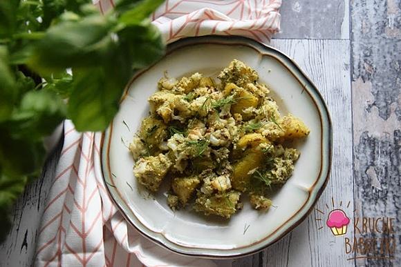Sałatka z pieczonych ziemniaków i kalafiora z musztardowym pesto z orzechów laskowych