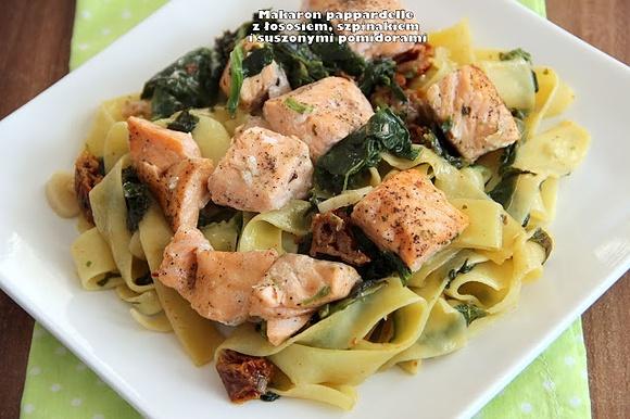 Makaron pappardelle z łososiem, szpinakiem i suszonymi pomidorami