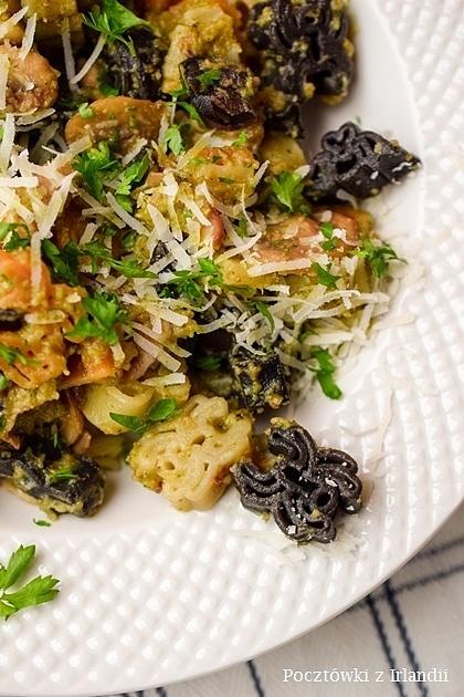 Makaron z grzybami i pesto z pietruszki i kasztanów
