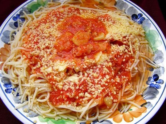 Makaron z sosem czosnkowo-pomidorowym szynką szwarcwaldzką i serem