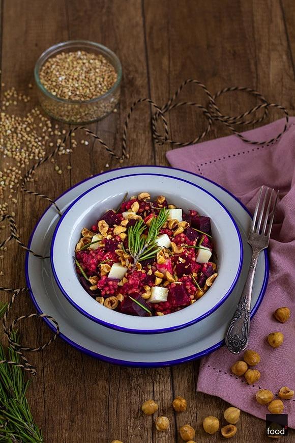 Kaszotto z burakami, serem halloumi i orzechami laskowymi