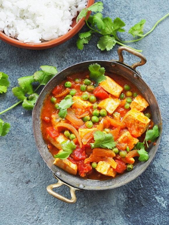 Curry z tofu i zielonym groszkiem, potrawa wegetariańska
