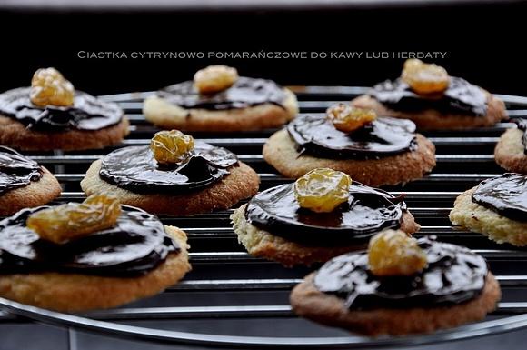 Kruche ciasteczka z czekoladą i skórką cytrusów