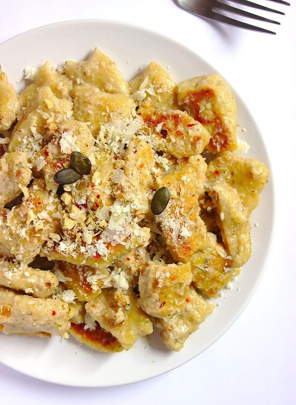 Gnocchi dyniowe z maślanym sosem i orzechami