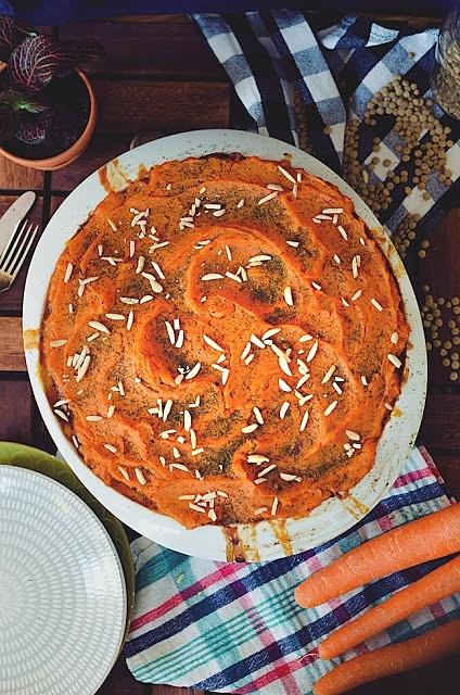 Wegańska moussaka z soczewicą i słodkimi ziemniakami