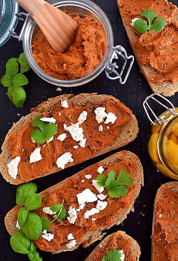 Pasta z suszonych pomidorów i śliwek
